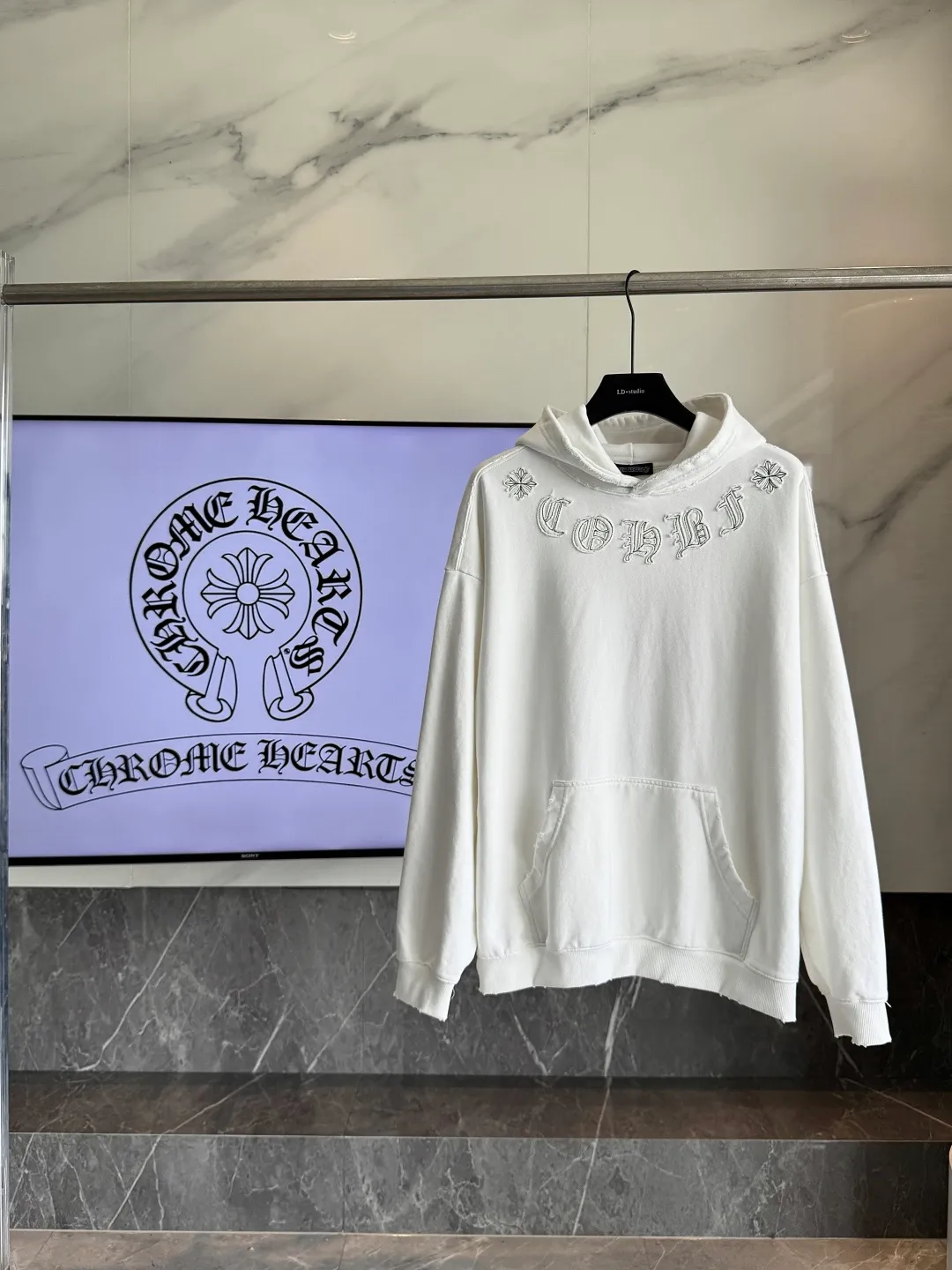 P320 🔥🔥🔥ceiling level 𝗖𝗵𝗿𝗼𝗺𝗲 𝗛𝗲𝗮𝗿𝘁𝘀/Cro Heart 2025 cross patch embroidery summer new original single counter American acid washed distressed laser burnt patch embroidery couple casual hooded sweatshirt 👑The highest version! Customized fabric 440g tripe terry fabric! American acid-washed and distressed original fabric laser burnt ✟appliqué embroidery and exquisite embroidery of letters! The best-selling model at the counter. It is very comfortable to wear. It is low-key yet luxurious. It is very classy when worn. The large size and tailoring are needless to say. The upper body is exquisite and vivid. 👍High-end first-class materials. A truly palace-level product. The cotton from Turkey is of outstanding quality. After heavy washing, the clothes are very soft! Not picky, the upper body is absolutely stylish and extremely luxurious. Auxiliary materials: The original model has been authenticated and labeled ➕100% silk washed with water label. Genuine purchase-grade original hangtag➕matching hanging rope➕3D hanging beads➕original packaging bag. Craftsmanship: The original version has consistent wiring! The highest version of the armhole matching technique! Countless times of pattern making to 100% restore the original appearance! The correct version is the same for men and women, super eye-catching, super good-looking, and super atmospheric! Color: White Black Royal Blue Size: S-XL